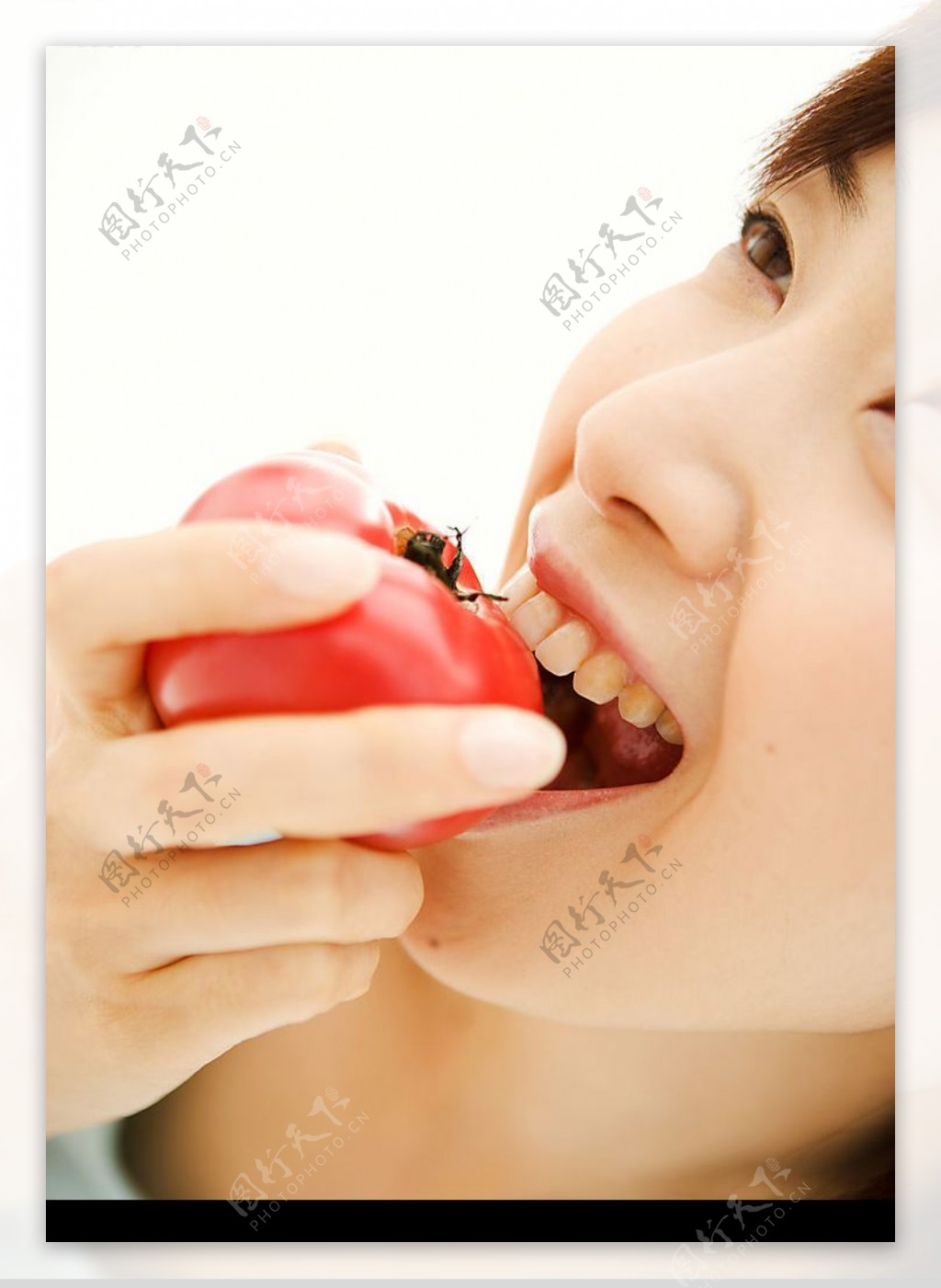 美女吃水果番茄图片