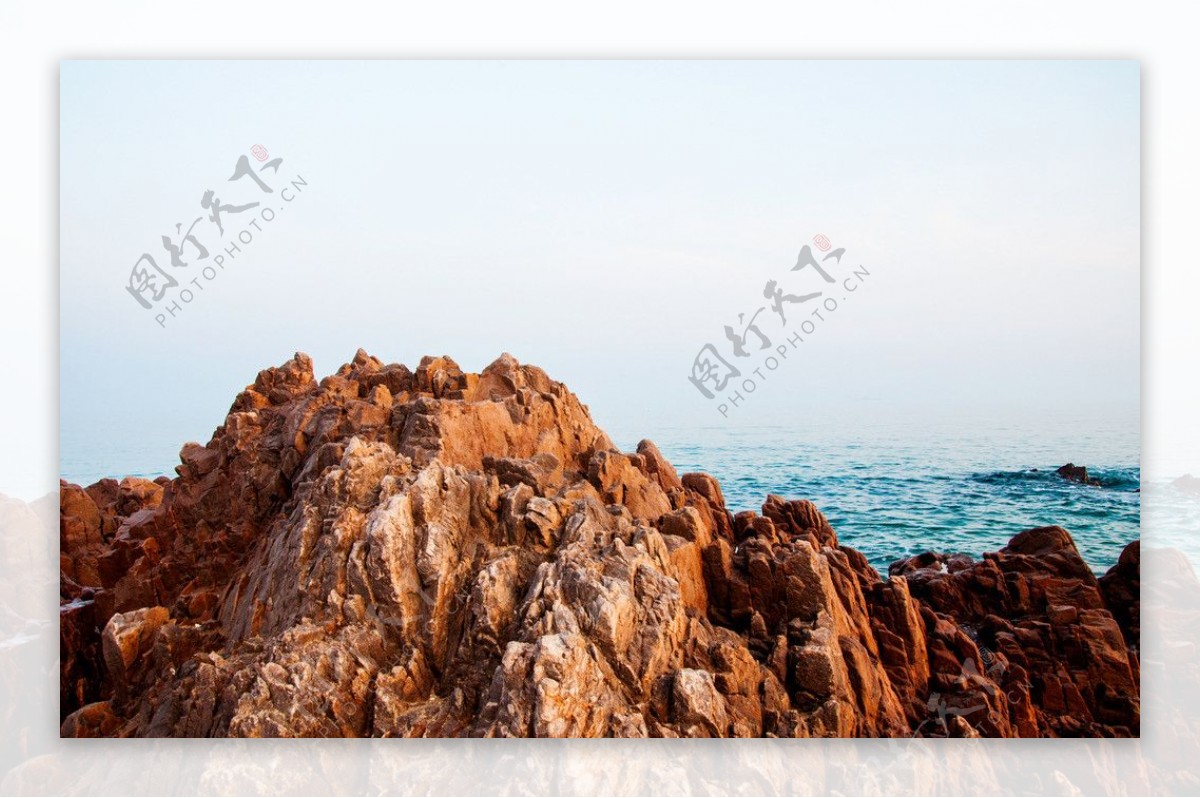 大海岩石图片