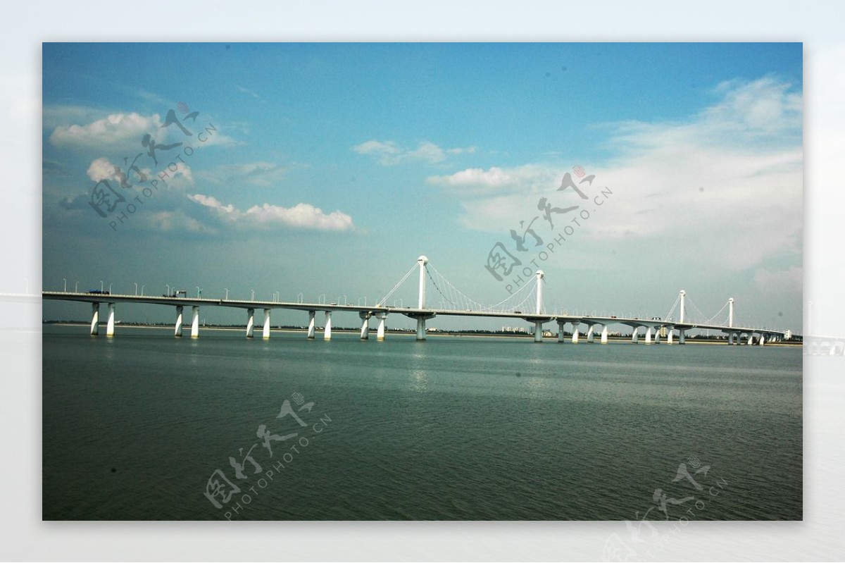 跨海吊桥图片