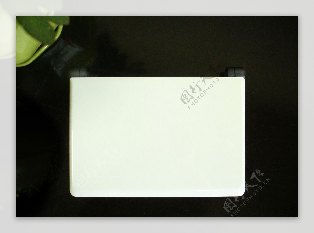 白色笔记本电脑上网本图片