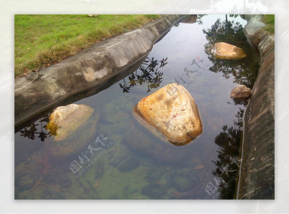 水中惬意泡澡的石头图片