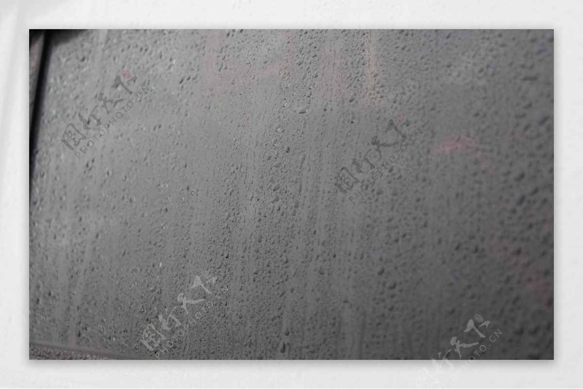 汽车玻璃上的雨滴图片