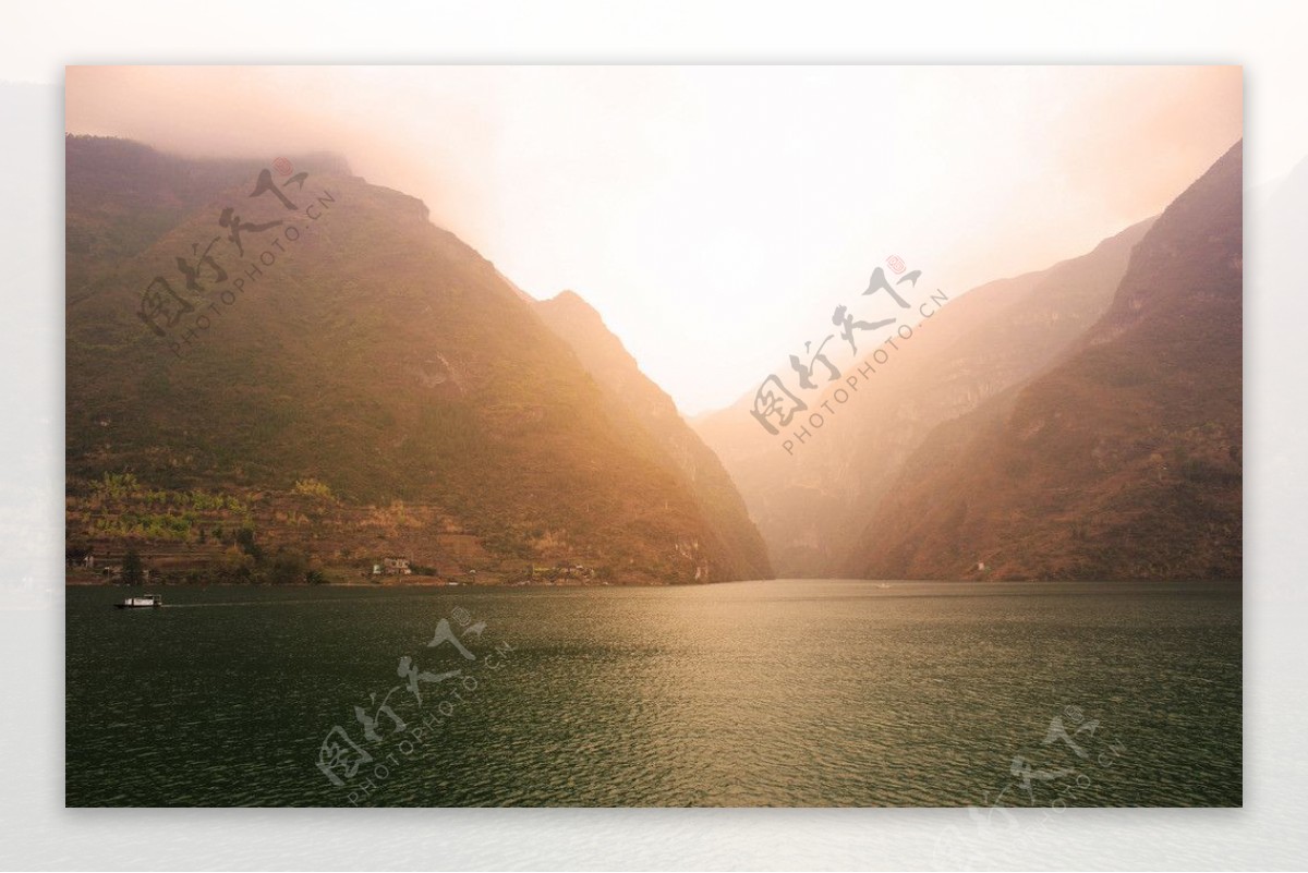 巴巫峡落日图片