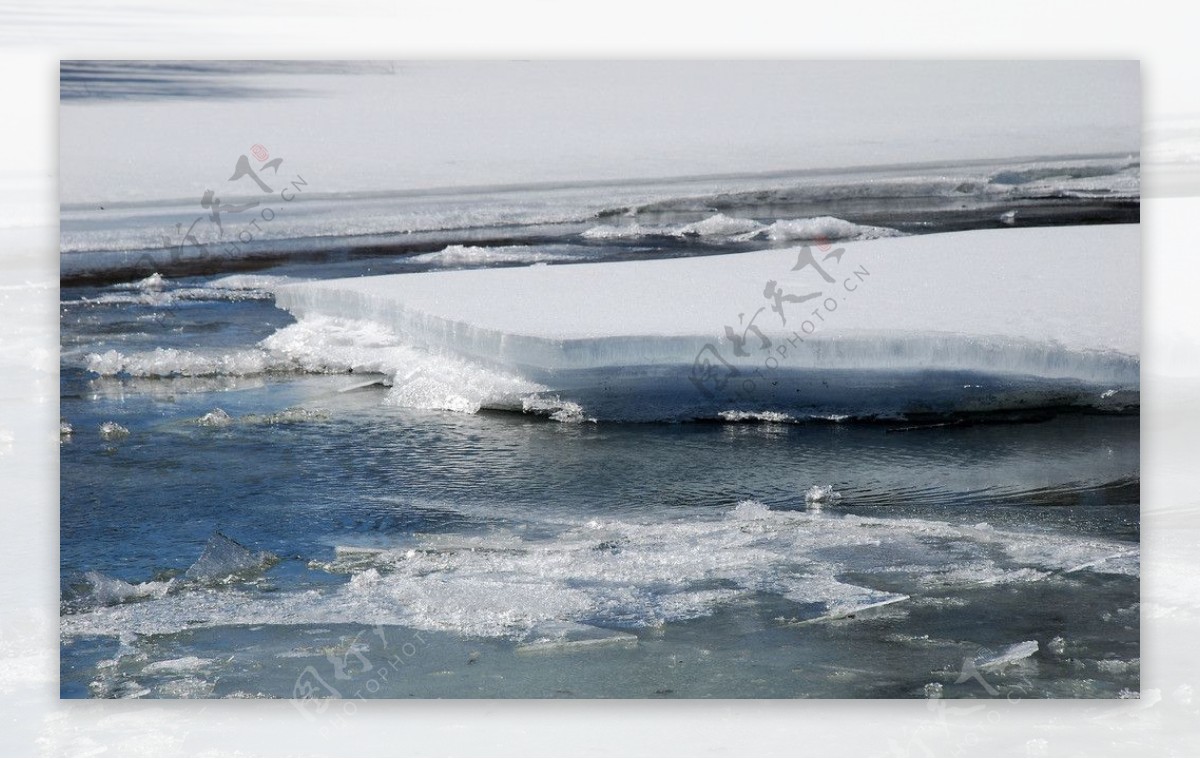 春天小河融化的冰层图片
