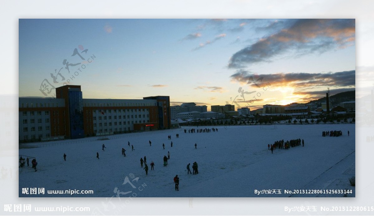冬天傍晚的校园图片