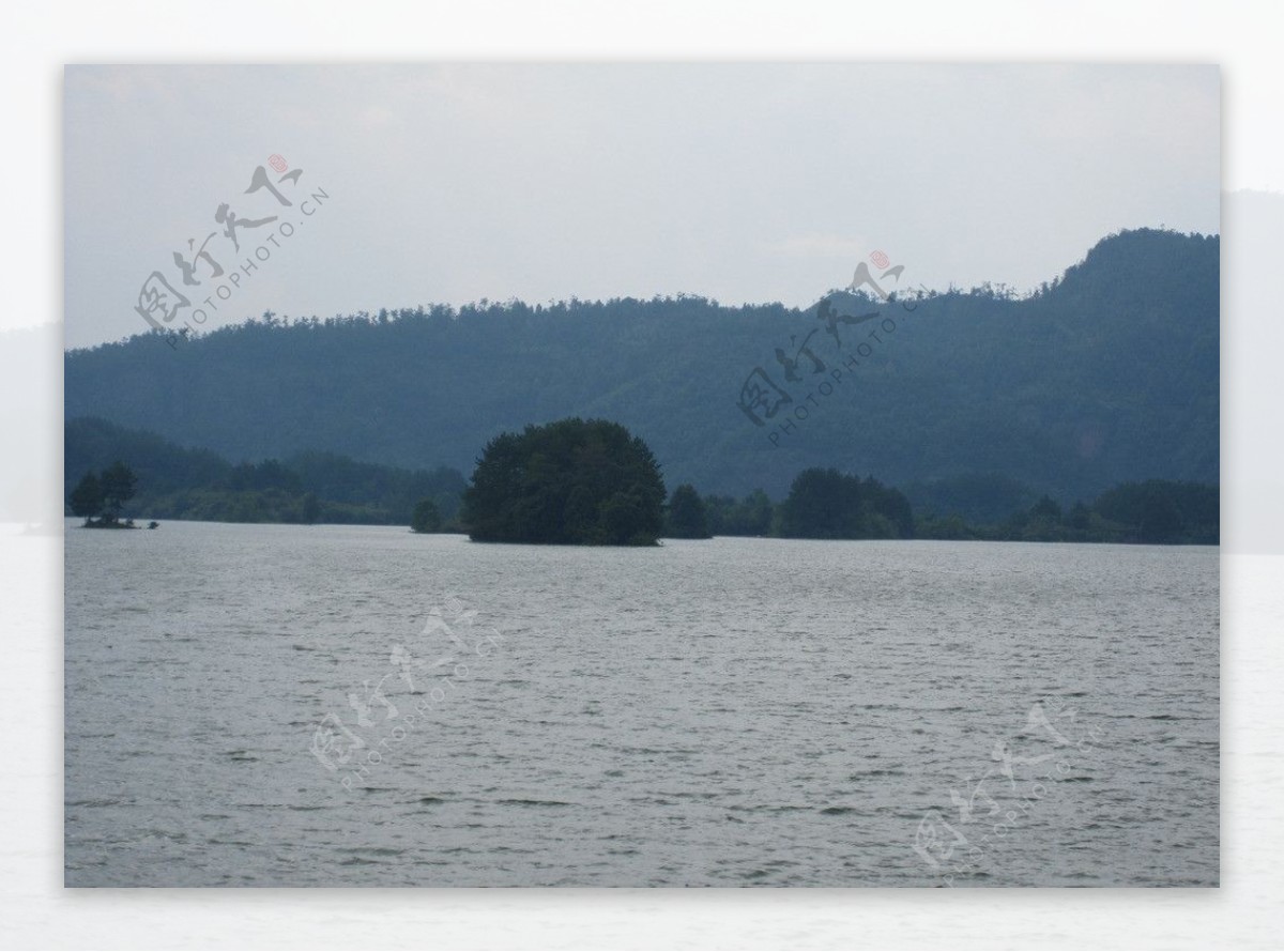 湖中岛屿图片