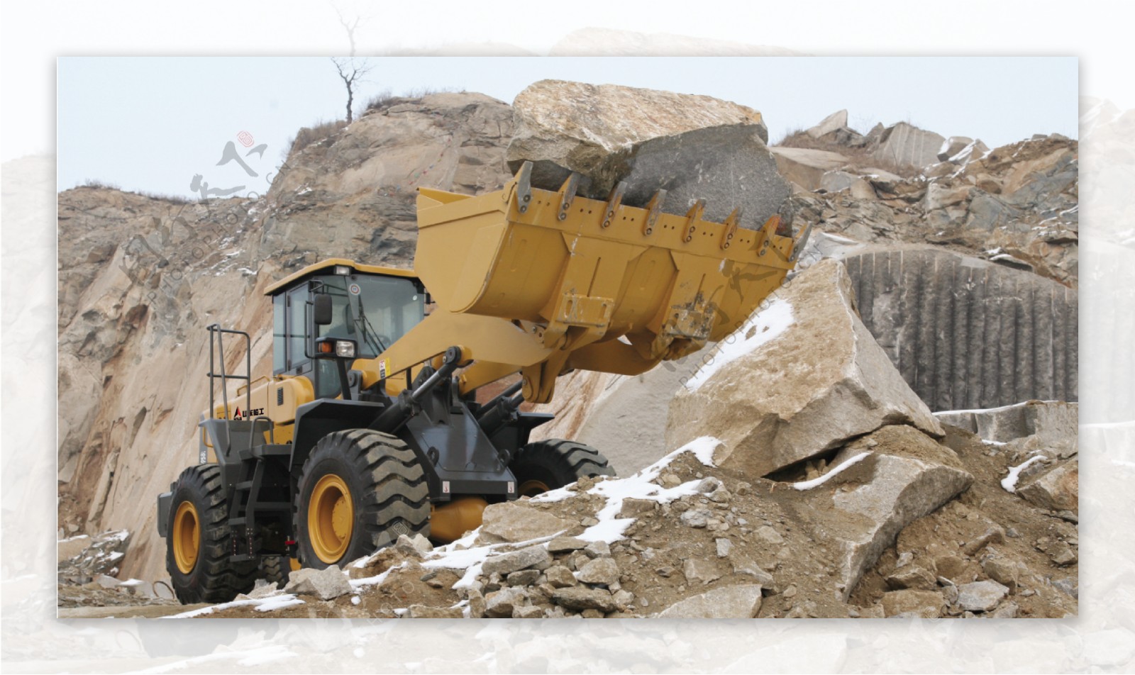 矿山装载机巨石施工图片
