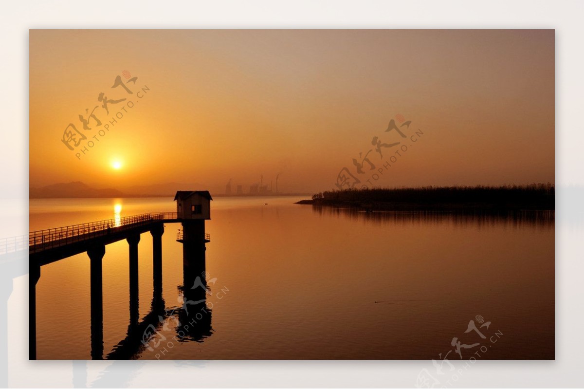 湖面夕阳图片