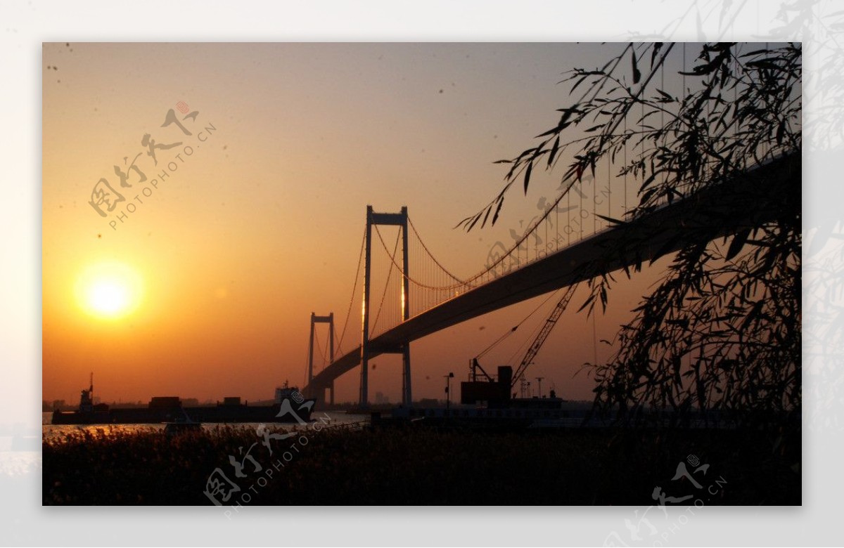 夕阳下的泰州长江大桥图片