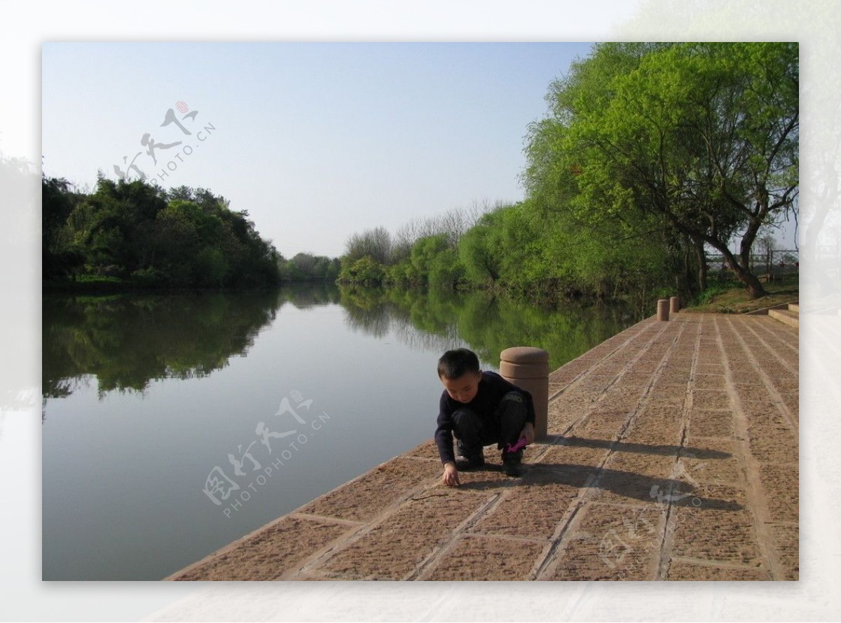 小河畔图片