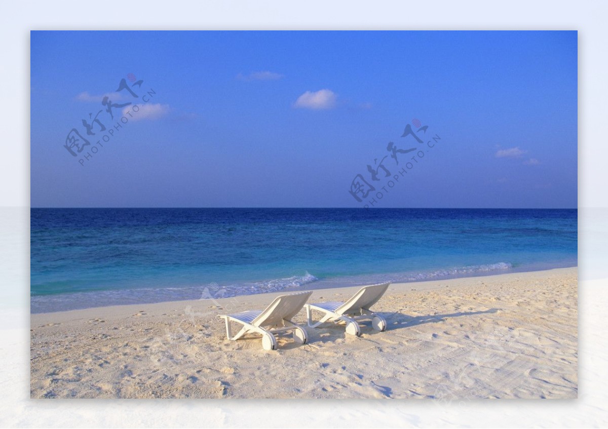 蓝天沙滩图片