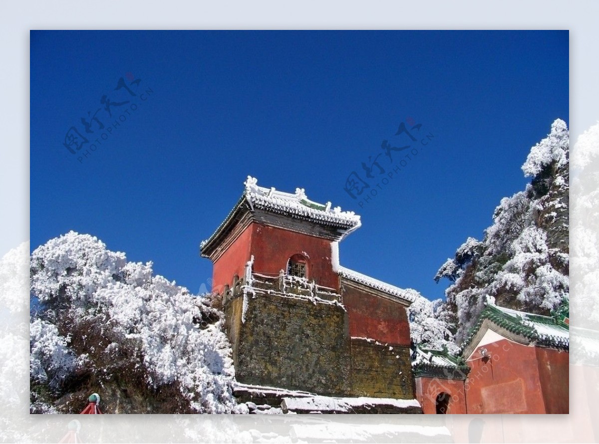 武当山顶雪景图片