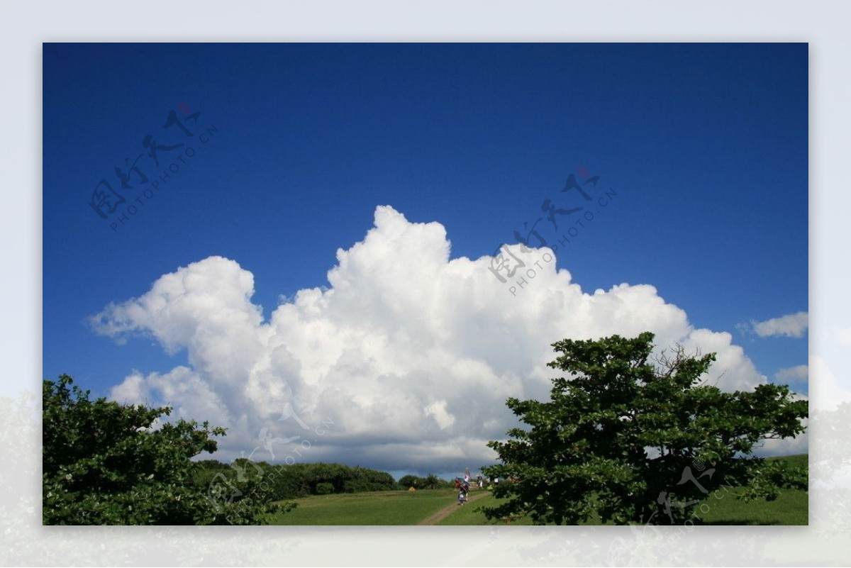 绿地白云图片
