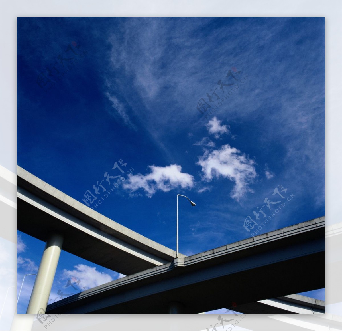 蓝天大桥图片