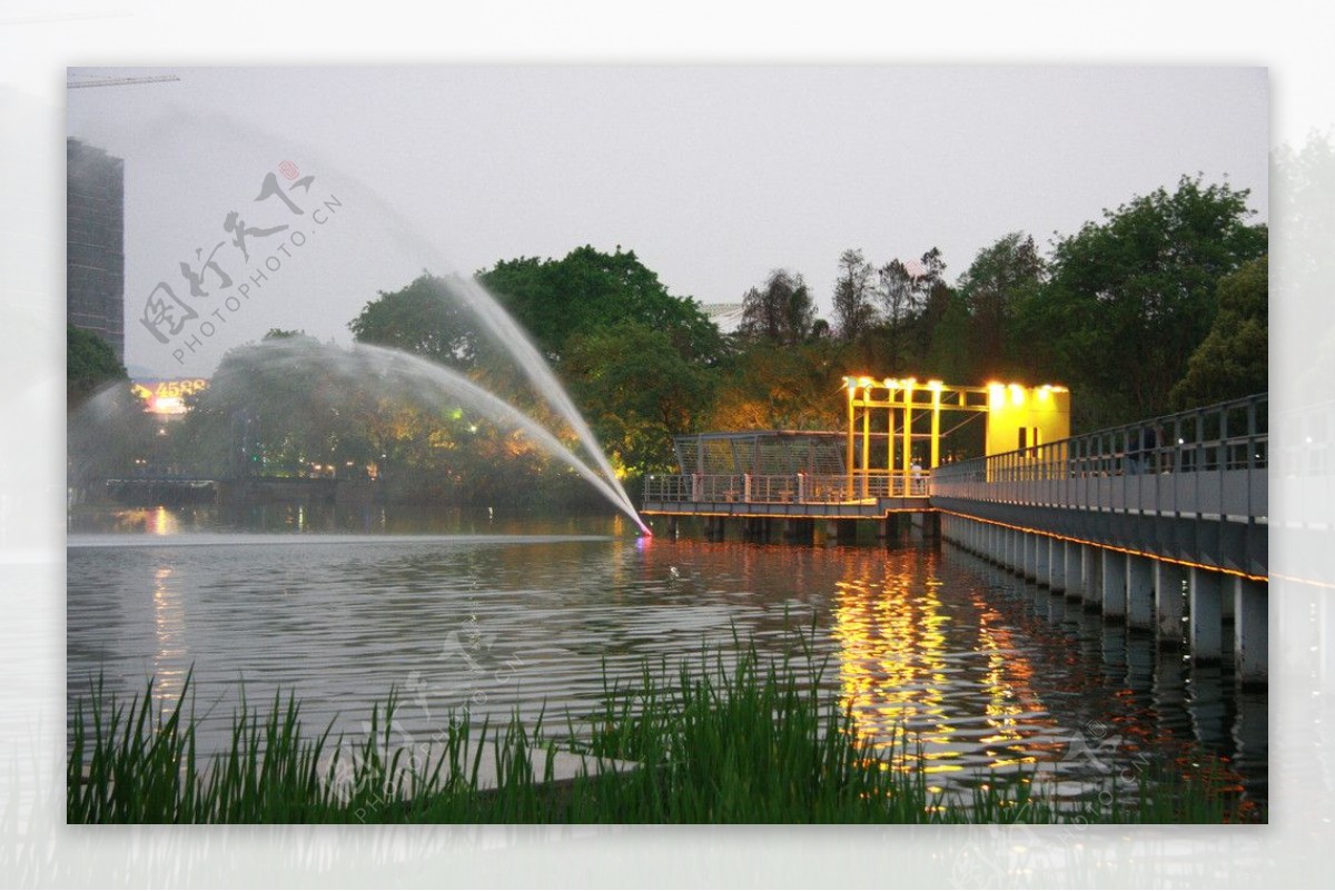 人工湖喷泉图片
