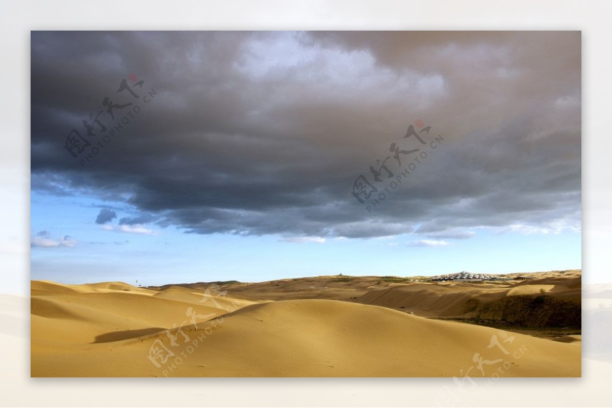 金色的沙漠和蓝天乌云图片