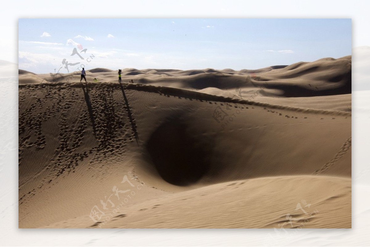 内蒙古响沙湾沙漠里的游人图片
