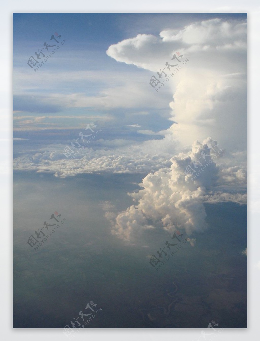 蘑菇云云山白云图片