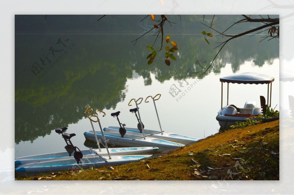 湖边停泊的游船图片