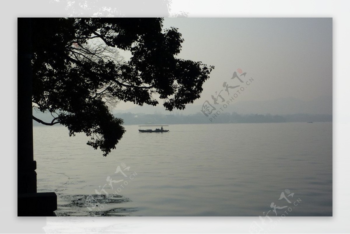 杭州冬季西湖水面美景图片