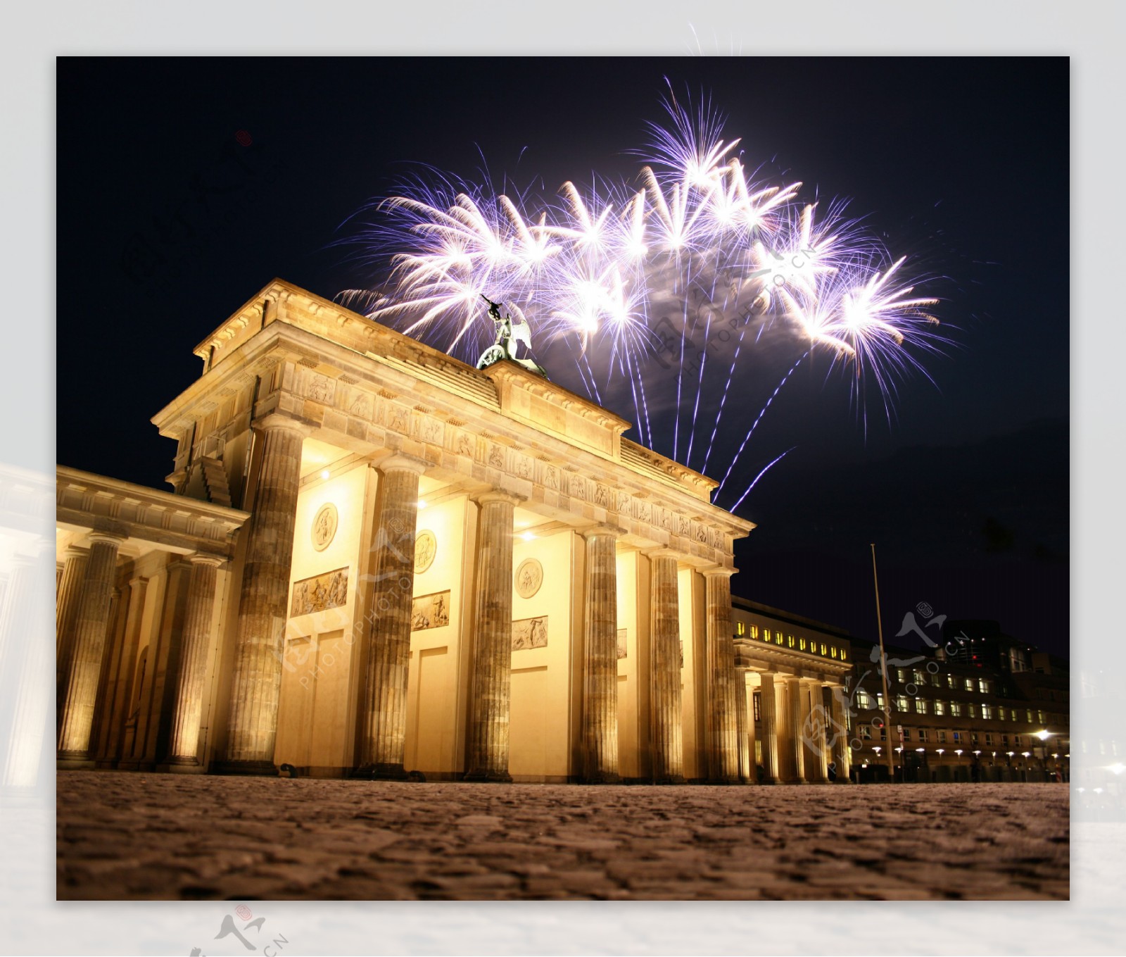 德国柏林勃兰登堡门上焰火图片