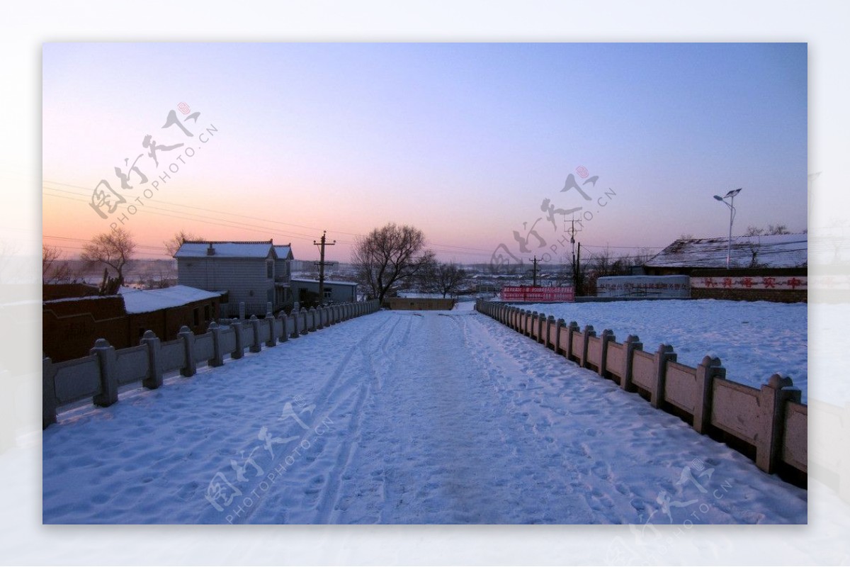 蓝天夕阳白雪图片