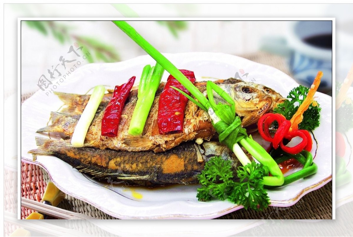 经典传统川菜葱酥鲫鱼，骨酥肉香葱味浓郁 - 哔哩哔哩