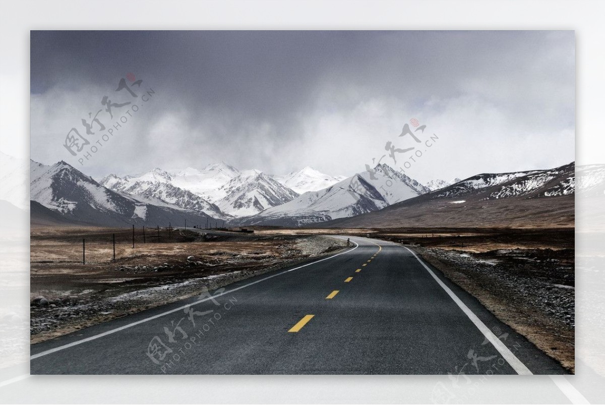 新疆南部雪山公路图片