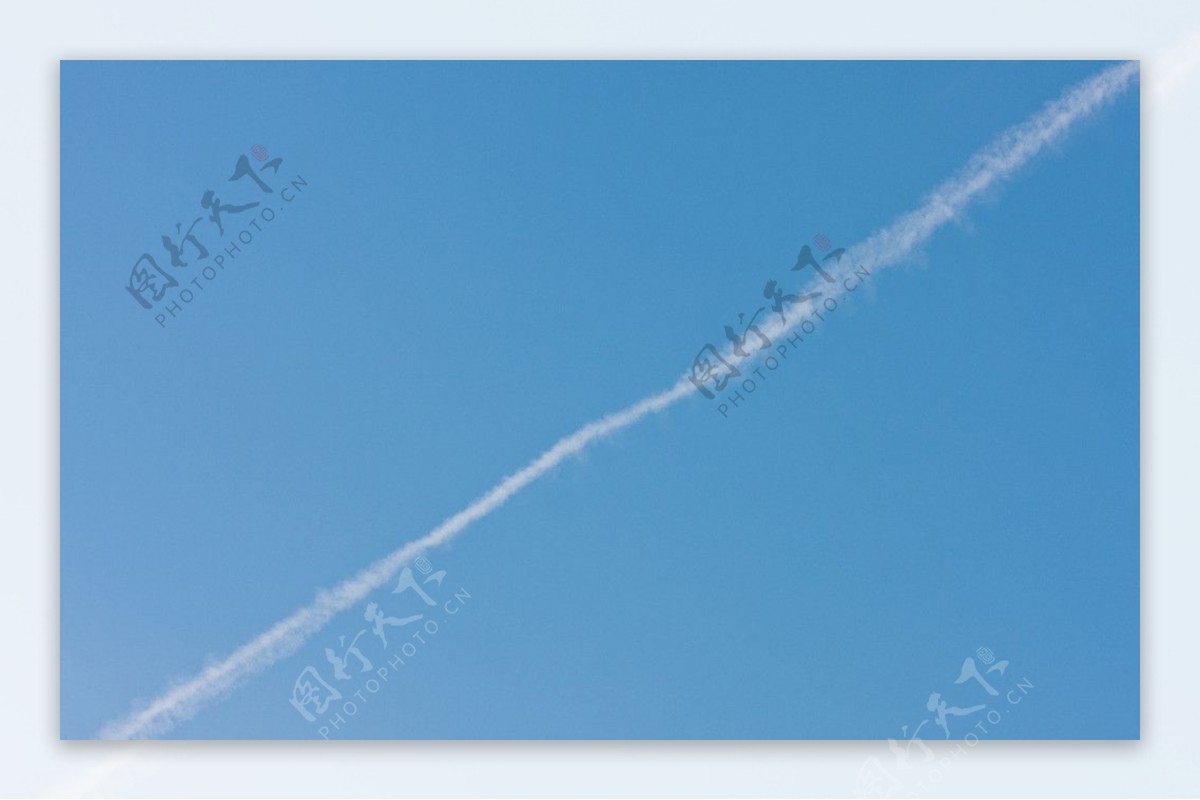 喷气式飞机的痕迹图片