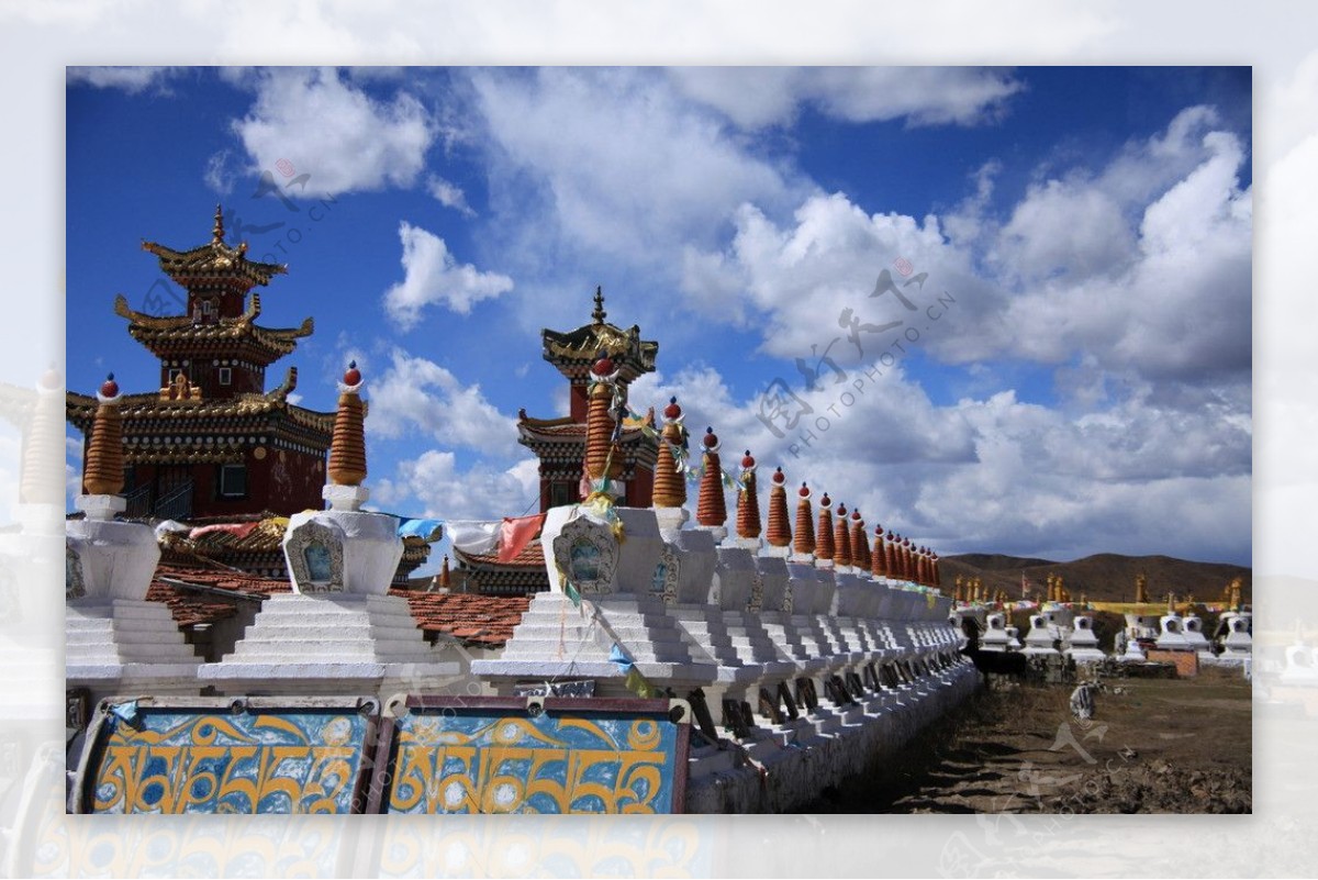 圣洁的藏传佛教塔林图片