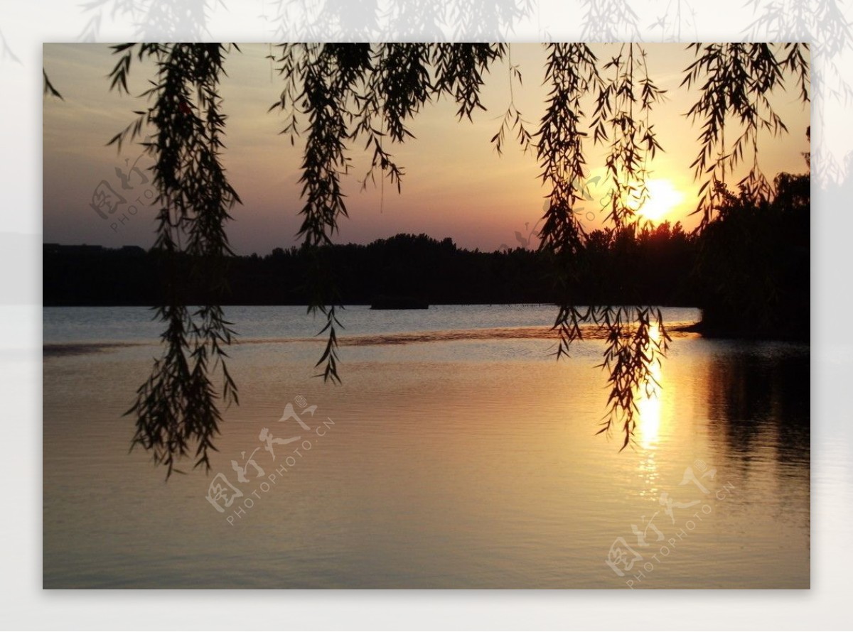 湖畔夕阳非高清图片