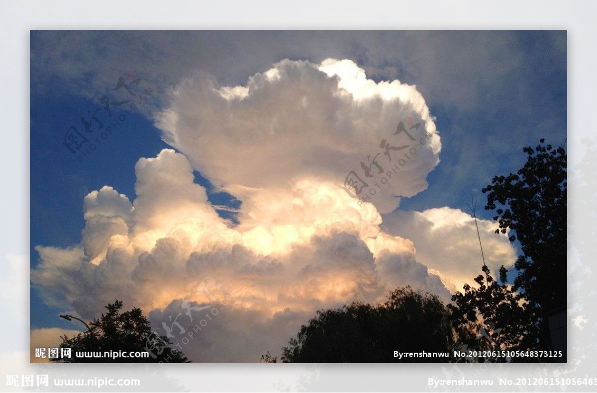 夕阳蘑菇云图片