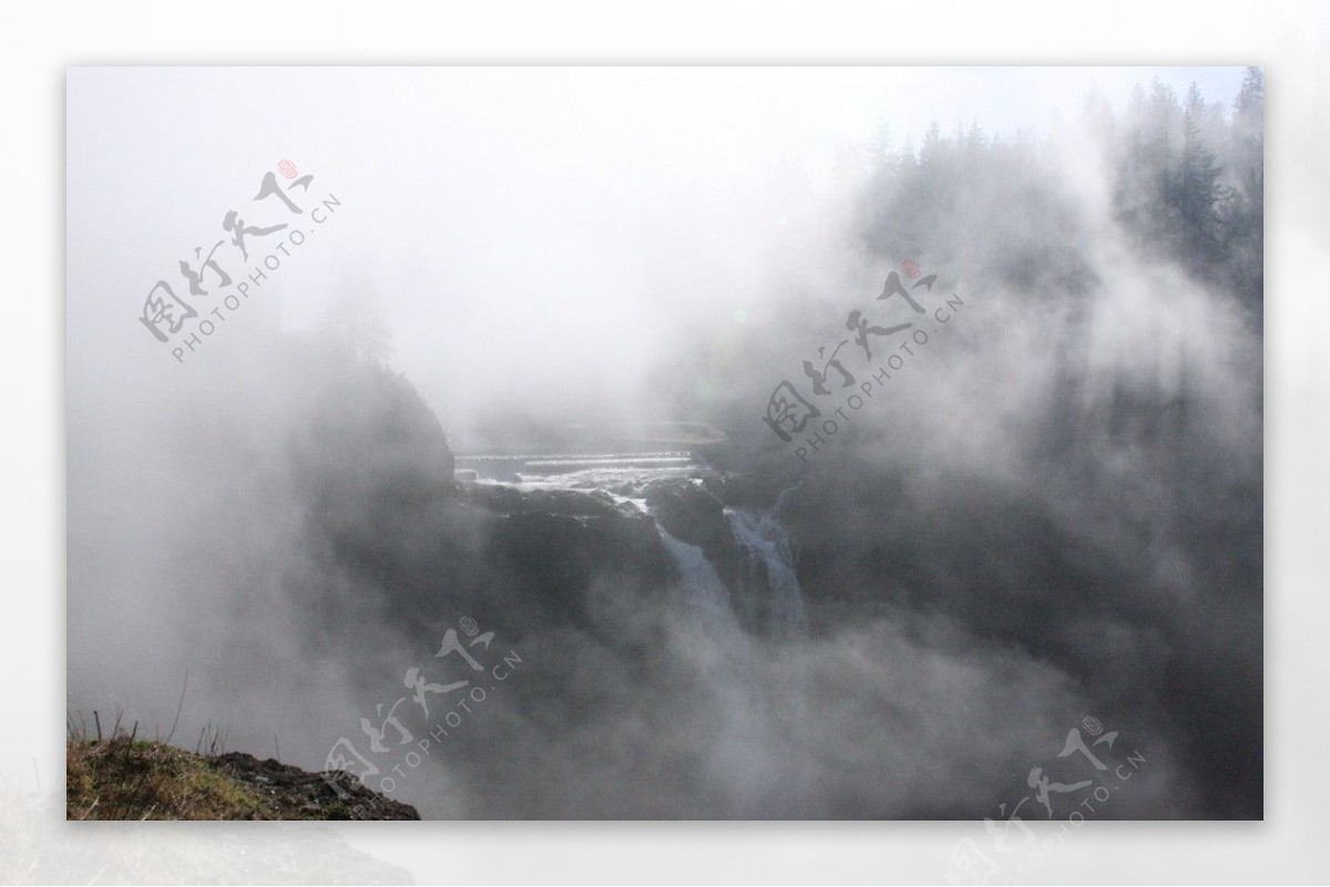 雾气缭绕的瀑布景观图片