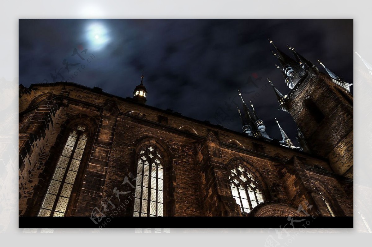 朦胧月色下的教堂图片