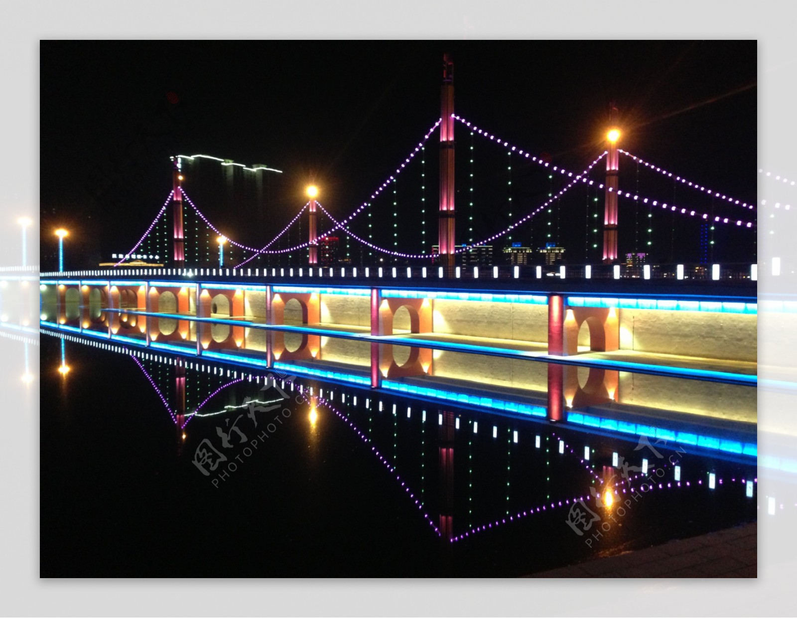 新疆库尔勒孔雀河夜景桥图片