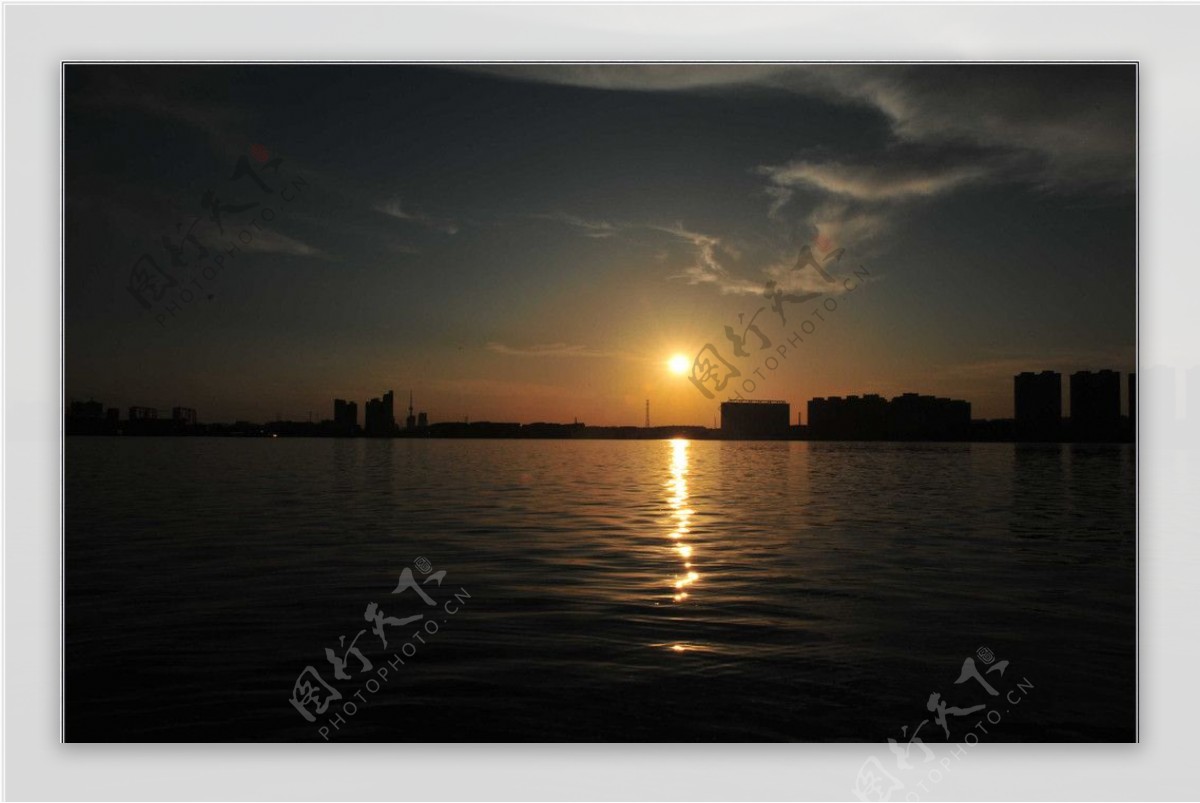 黎明湖的日落图片