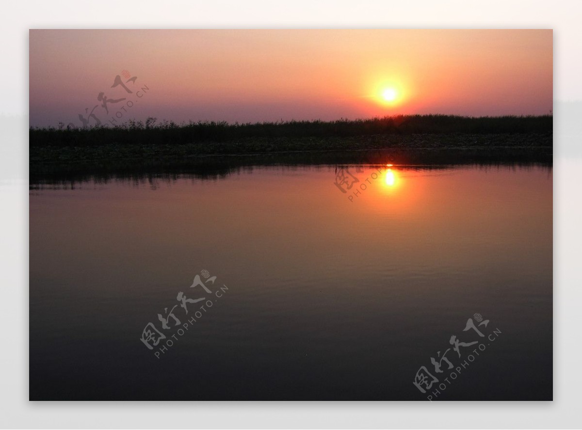 落日下的湖面图片