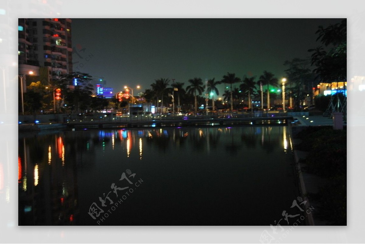 海岸城的夜景图片