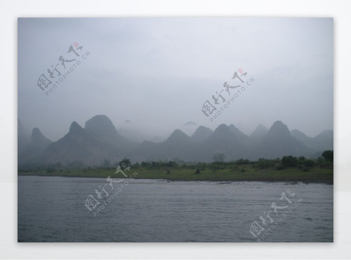 云雾缭绕的桂林图片