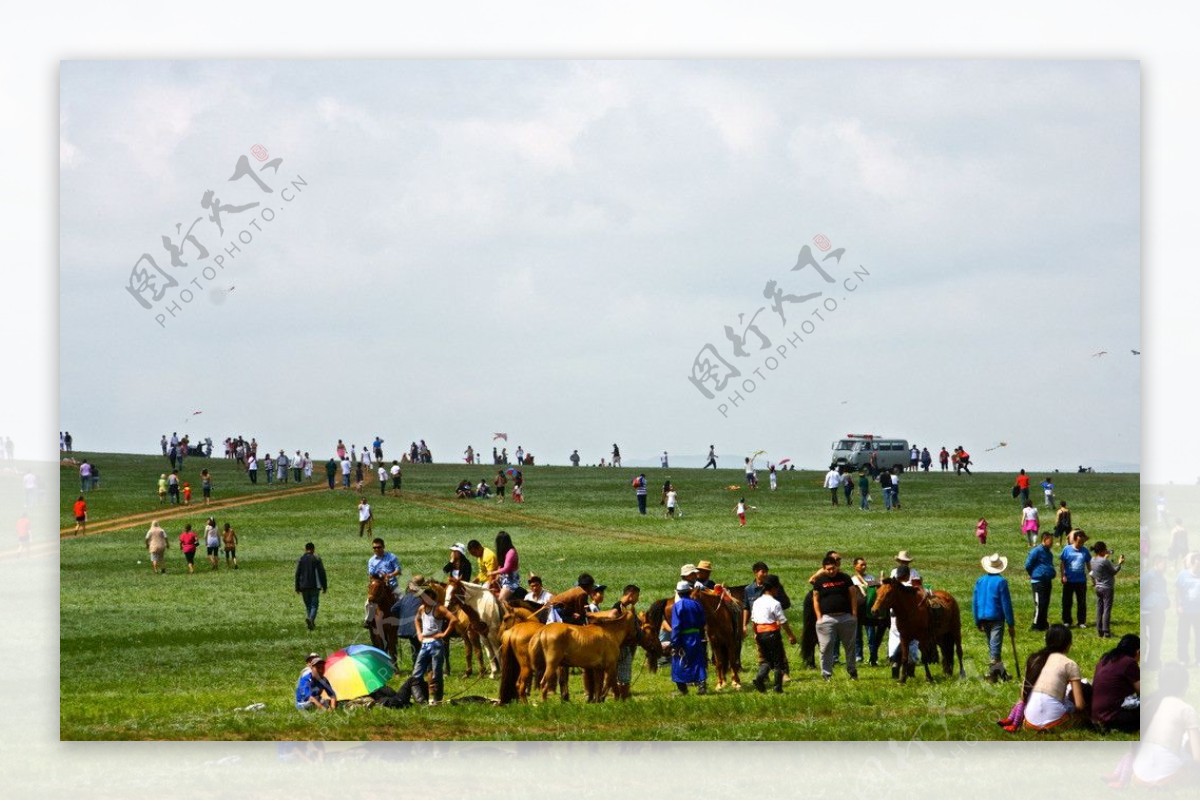 蒙古国草原上的人们图片