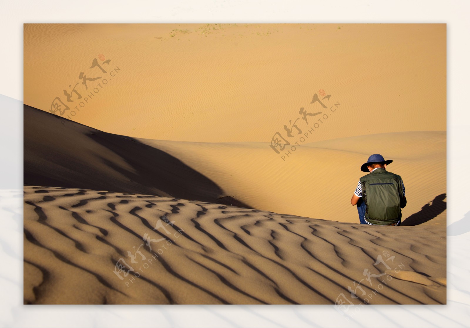 在沙漠里独坐沉思的人图片