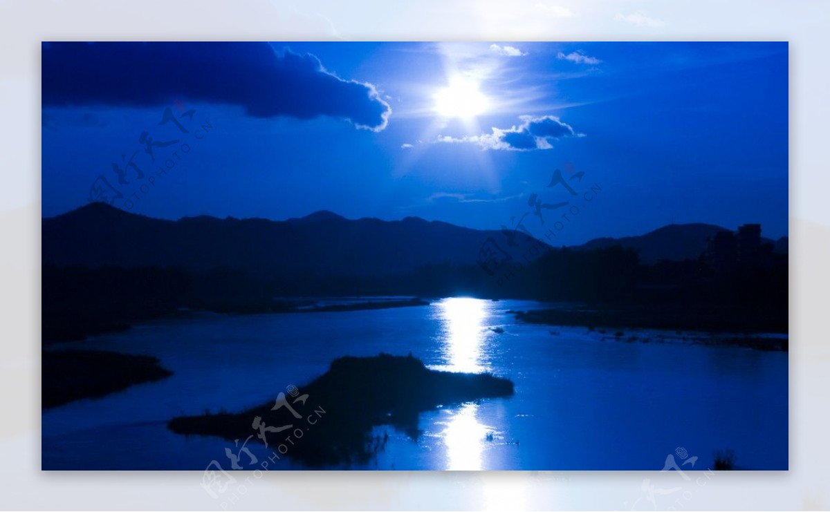 月影平湖图片