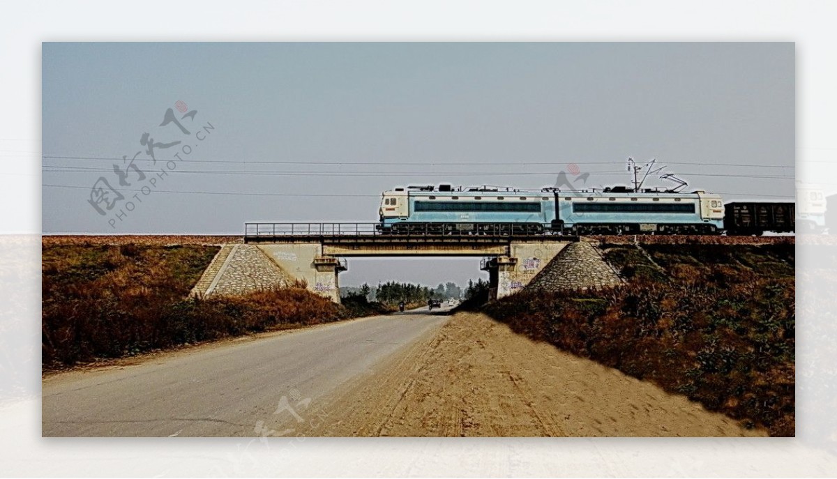 桥上的列车非高清图片
