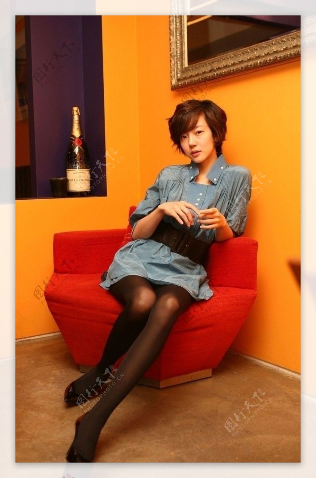 韩国女星林秀晶坐姿黑丝袜受访图图片
