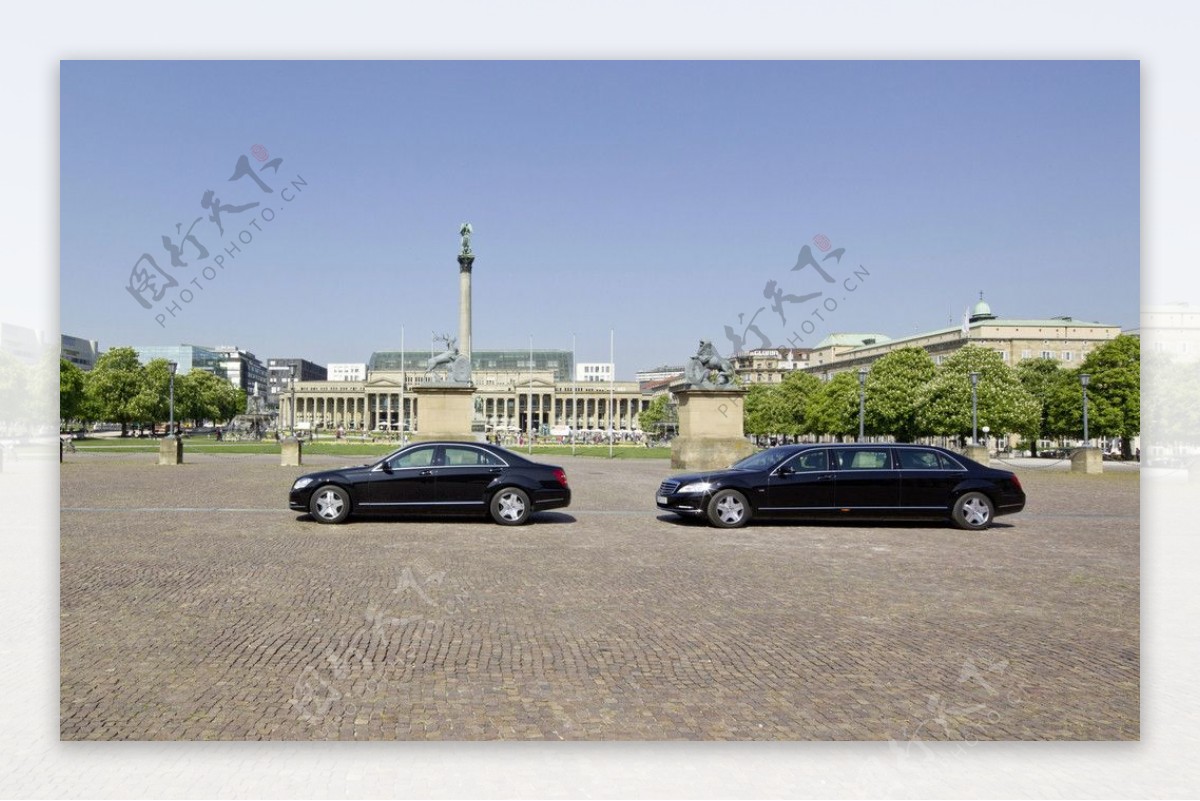 欧洲广场上的奔驰商务车图片