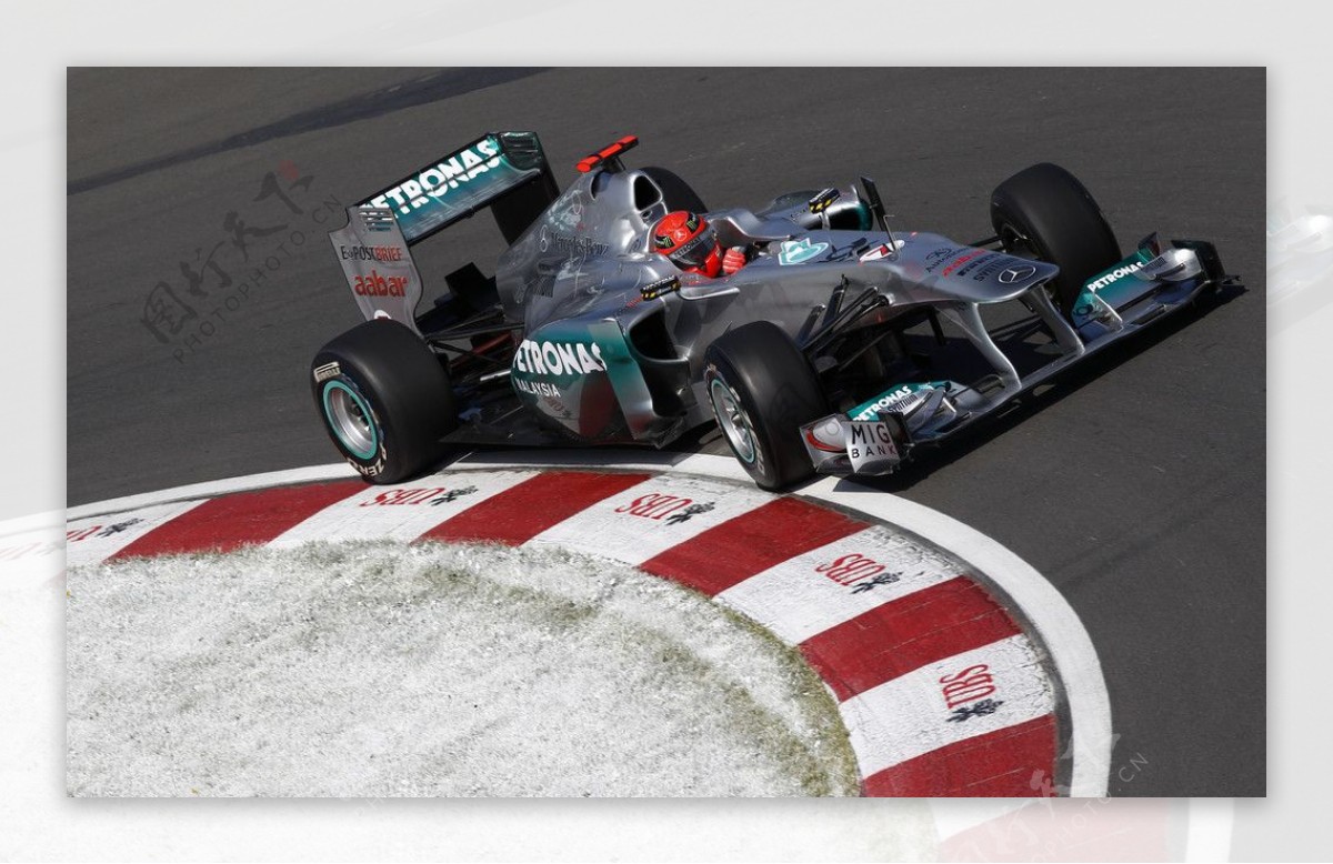 赛道上的F1一级方程式图片