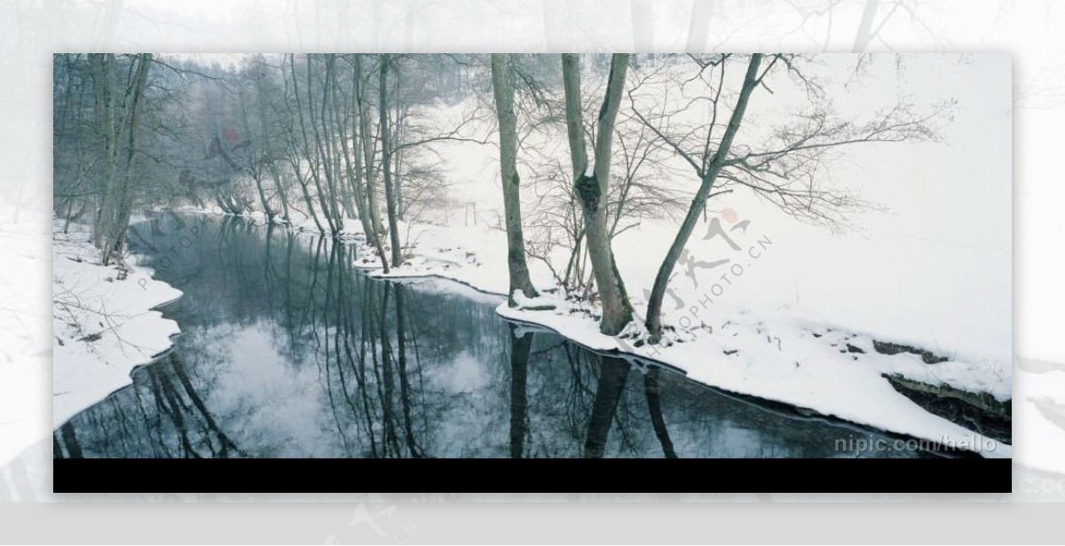 小河雪景图片