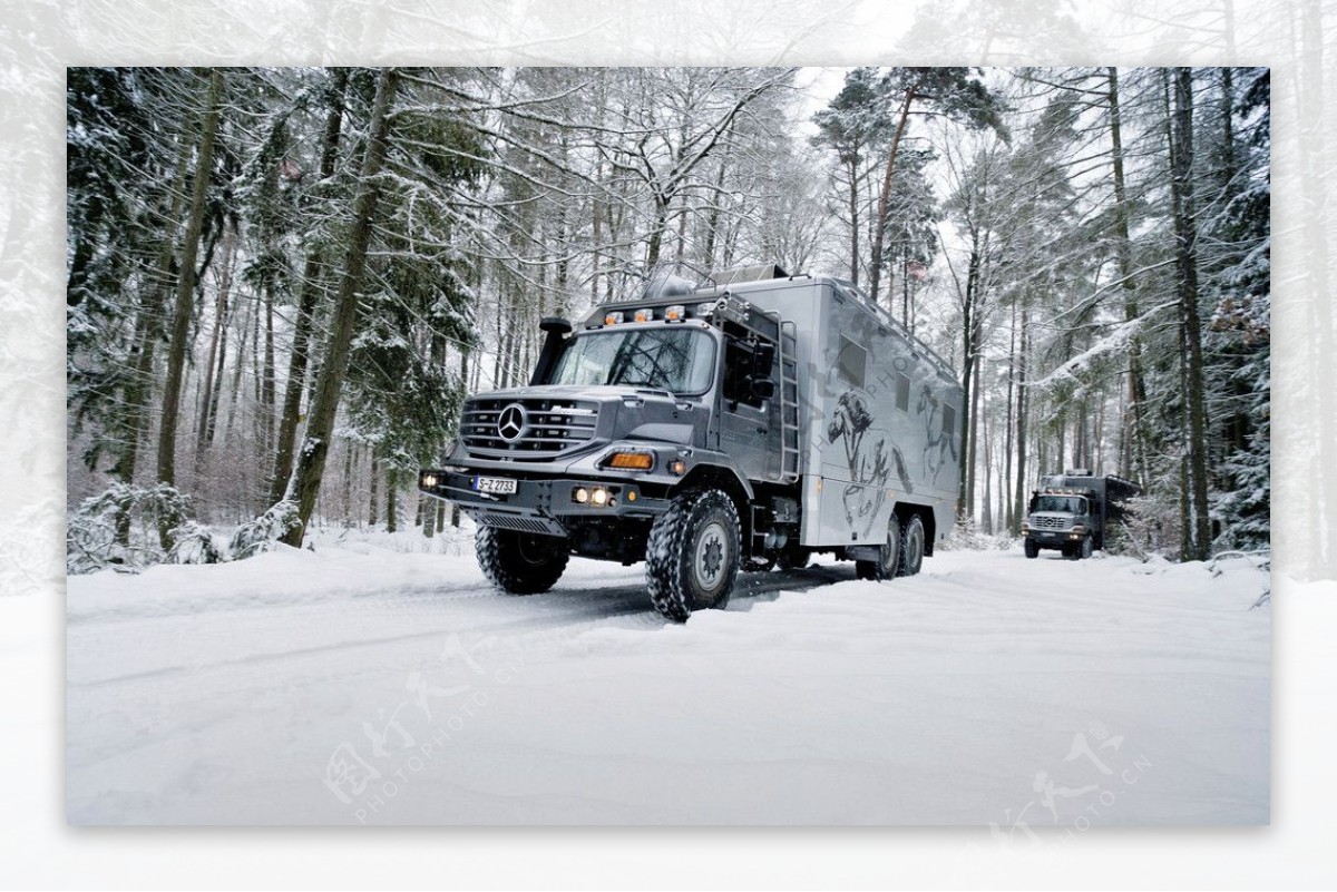 雪山中的奔驰卡车非高清图片