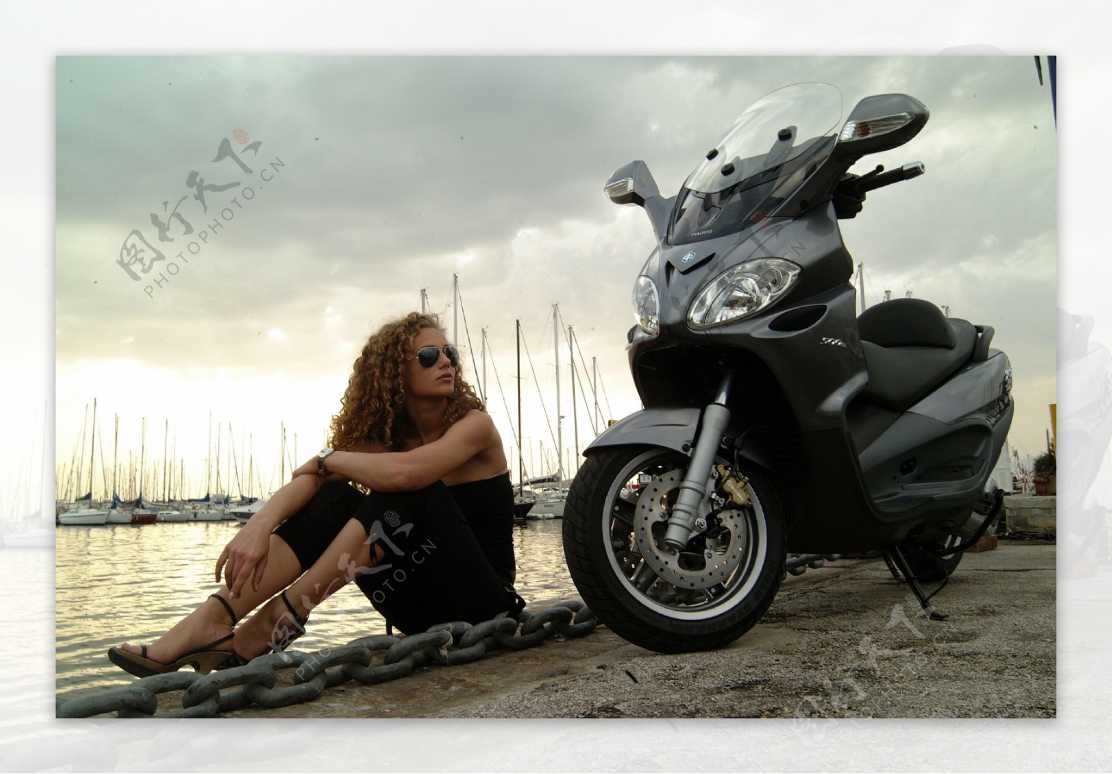 美女与摩托车图片