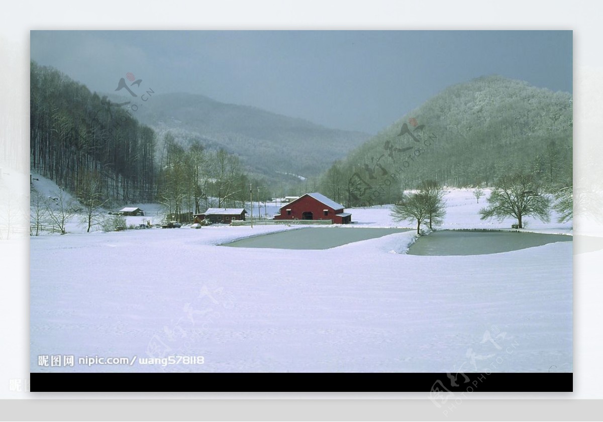雪地中的小屋图片